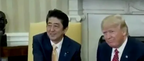 Moment stânjenitor între Trump și premierul Japoniei. Cum au dat mâna cei doi lideri timp de 19 secunde. VIDEO