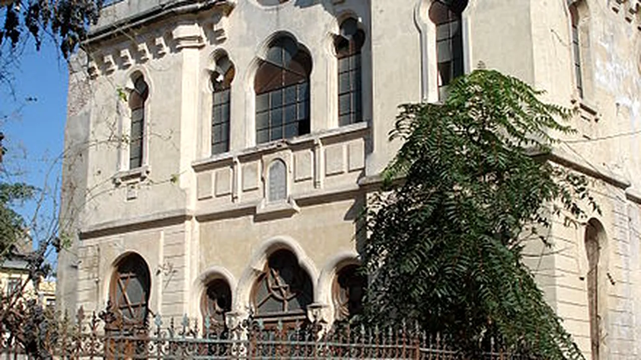 OBIECTIVUL turistic uitat și înghițit de iederă din Constanța. Mulți trec pe lângă el, când vin la mare