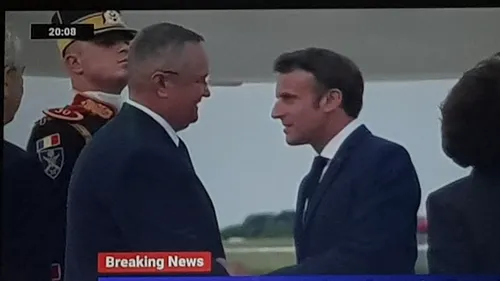 Președintele Franței a ajuns în România. Emmanuel Macron, întâmpinat de premierul Nicolae Ciucă