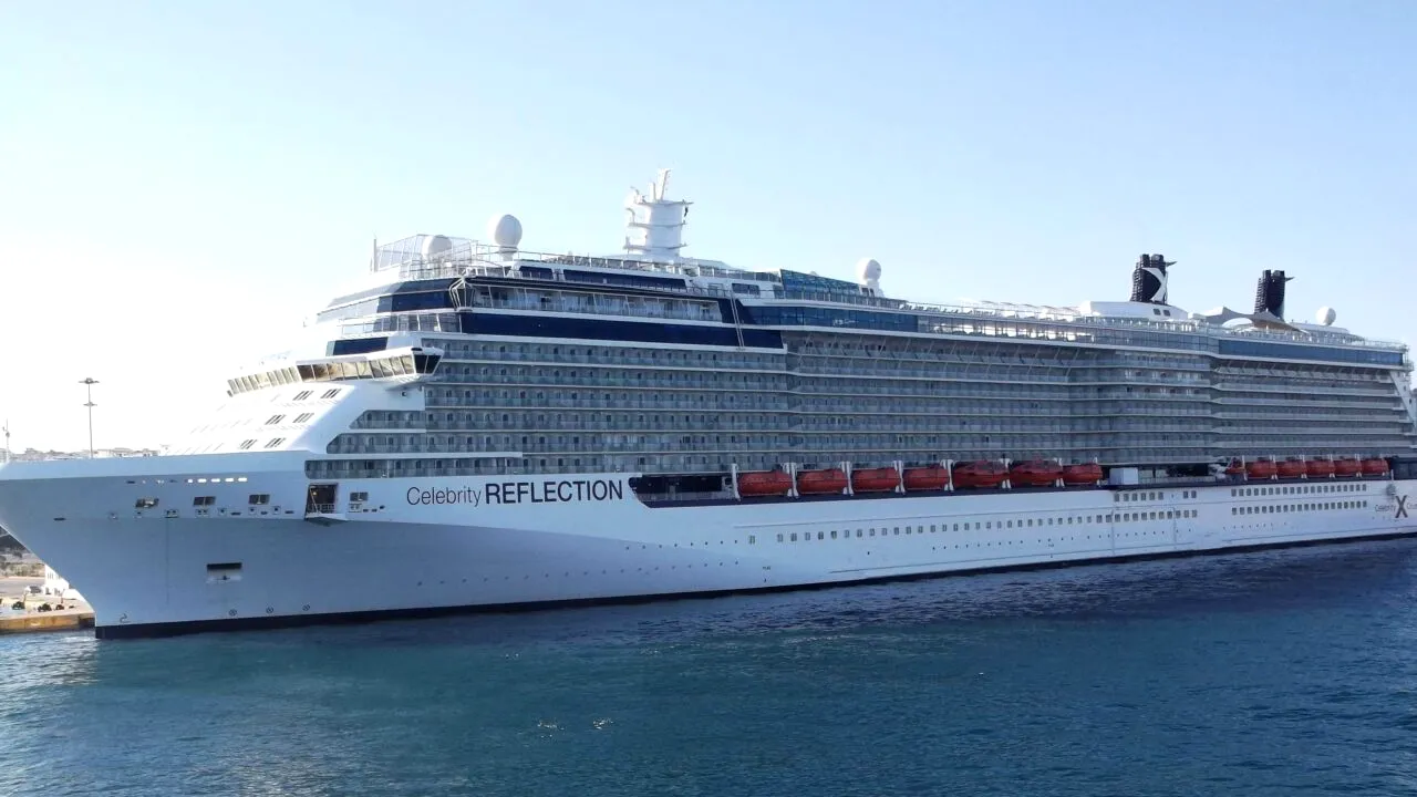 REACȚIA unui turist după ce i s-a cerut să plătească 2.500 dolari pentru a coborî de pe o navă după o croazieră: „Suntem ținuți ostatici?”