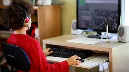 Puștiul lor de 7 ani s-a gândit că asta îi va convinge să îl lase liber la calculator. Părinții au râs cu lacrimi: „Trebuie să faceți asta din această seară