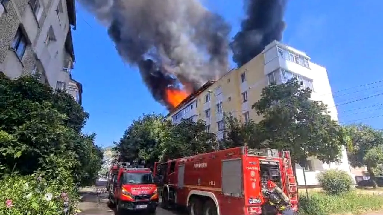 Imagini înfiorătoare cu un incendiu izbucnit la acoperișul unui bloc cu patru etaje din Piatra Neamț