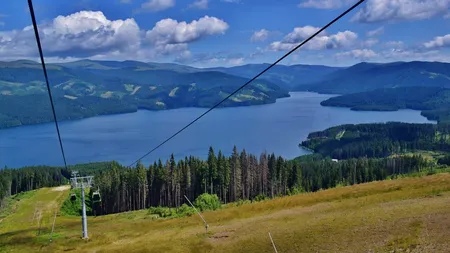 Stațiunea din România care RIVALIZEAZĂ cu Alpii. Drumeții și trasee de vis