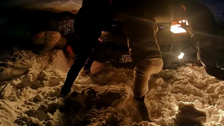 VIDEO | Lecție de omenie în Vaslui! Șapte tineri au înfruntat viscolul și au sărit în ajutorul unei ambulanțe care trebuia să ajungă la o pacientă: ”Mai sunt oameni săritori și inimoși”