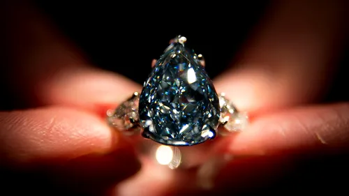 Un diamant albastru, vândut la licitație cu un preț record 
