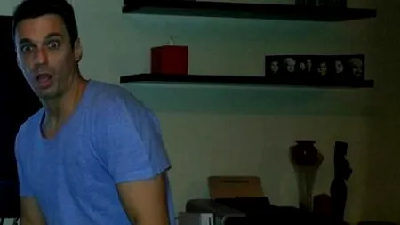 MĂREȘTE FOTOGRAFIA. Surpriză: Ce face Mircea Badea noaptea în camera lui - cum a apărut imaginea pe net