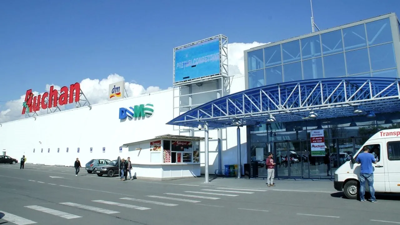 Și-a pus alimentele în portbagaj și s-a dus să pună căruciorul de cumpărături la loc: surpriza pe care a avut-o la întoarcere acest bărbat 