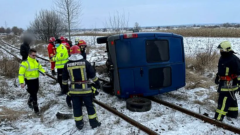 Accident în Suceava, după ce un microbuz s-a răsturnat pe calea ferată. În ce stare se află cele două persoane din vehicul / GALERIE FOTO
