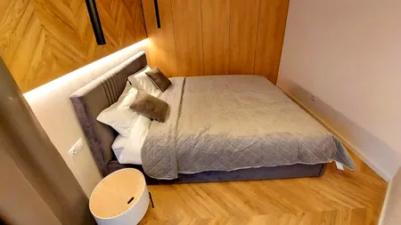 750 de euro chirie pentru acest apartament de doar 45mp, în Cluj Napoca. Living-ul e pe hol! Cum arată, de fapt