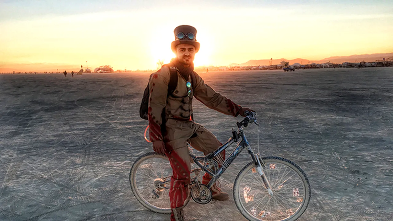 Românul care face 1 milion de dolari cu un laptop dezvăluie secretul afacerii sale