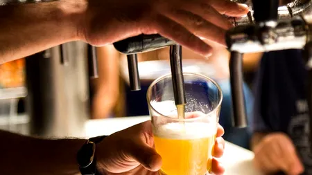 Un român a băut o ladă cu bere ca să „elimine” vaccinul”. Nu voia „să-i bage bețe în nas și să-i slăbească creierul”