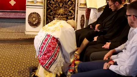 Un episcop greco-catolic din Cluj a spălat picioarele a 12 seminariști și preoți - FOTO