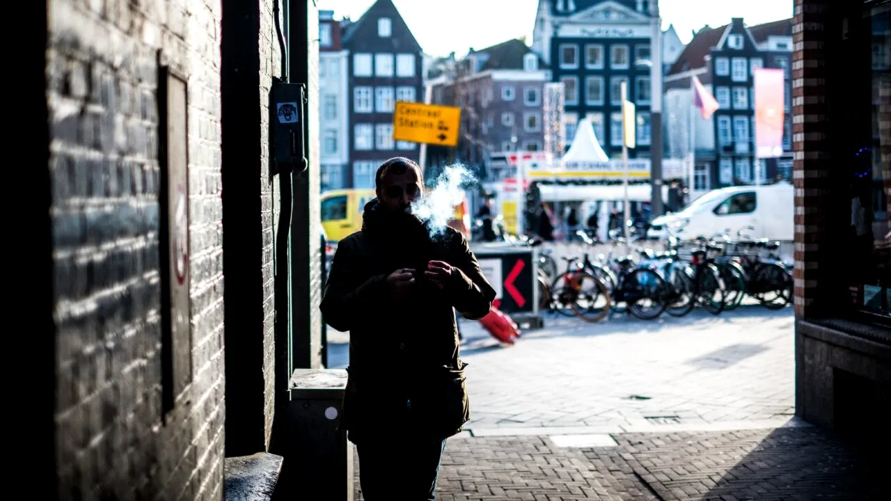 Adio ”relaxare” în Amsterdam. Fumatul ţigărilor cu marijuana în locuri publice, INTERZIS