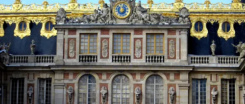 FRANȚA SUB TEROARE! Palatul Versailles, evacuat după o amenințare cu bombă! / A fost panică și la Luvru
