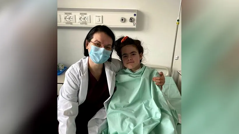 Larisa, fata călcată de tren în gara din Bacău, a plecat din spital, după ce medicii i-au salvat piciorul. „Nu există fericire mai mare decât să poți reda unui copil zâmbetul și speranța unei vieți normale”