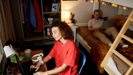 Cât plătește lunar un student pentru o cameră la cămin, în România. La cât ajung chiriile în marile orașe