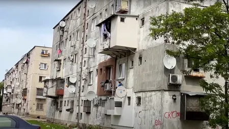 VIDEO | Imagini ireale din Ferentari! Cum și-a construit un bucureștean balcon, de unul singur