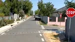 O intersecție le dă bătăi de cap șoferilor, într-o comună din județul Galaţi. De ce a montat Primăria câte un indicator „STOP”, indiferent de direcţie