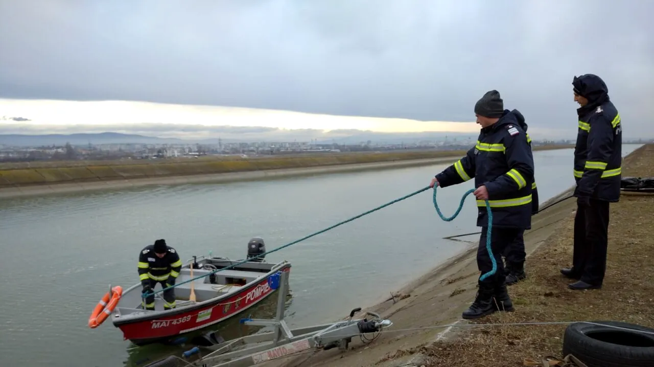 Moarte cumplită pentru un copil de 14 ani din Bacău care a căzut într-un canal de fugă. Băiatul se juca pe marginea râului