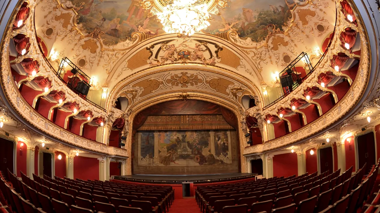 Reclama la o băutură carbogazoasă, de lângă sediul SRI Iași, a fost înlocuită cu un afiș al Operei Naționale - FOTO
