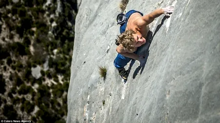 GALERIE FOTO. A escaladat o stâncă înaltă de 150 de metri cu mâinile goale 