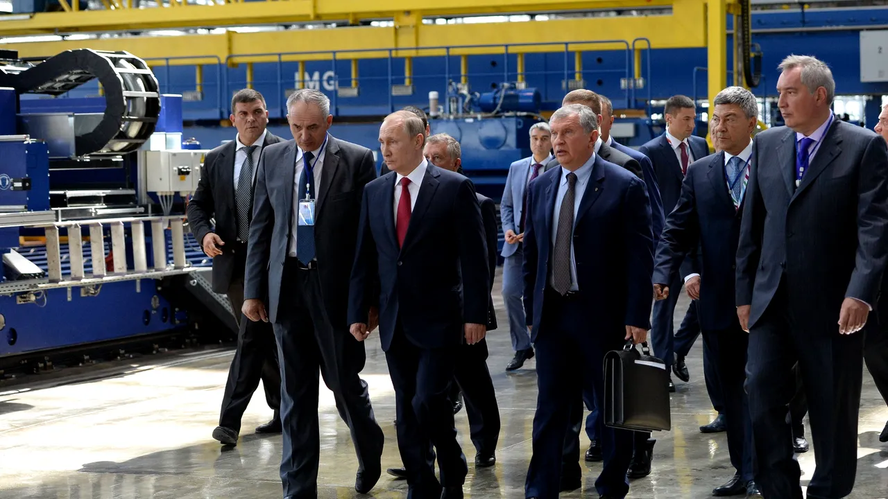 Putin a pus umărul la salvarea Rosneft. Acum, compania îi întoarce favoarea
