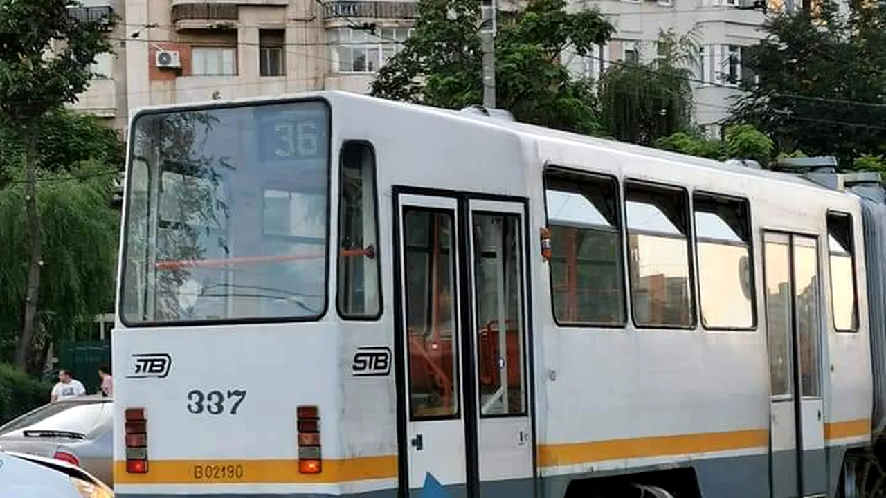 INCIDENTE. Un tramvai a deraiat în zona Diham din Capitală și a lovit două mașini, iar un șofer a blocat linia 41