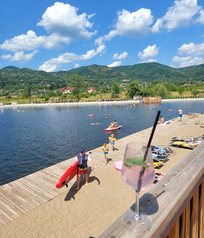 VIDEO Cea mai mare piscină naturală din estul Europei se află în România. Are 18.000 de metri pătrați, iar accesul costă doar 15 lei / Sursa foto: Facebook Peninsula
