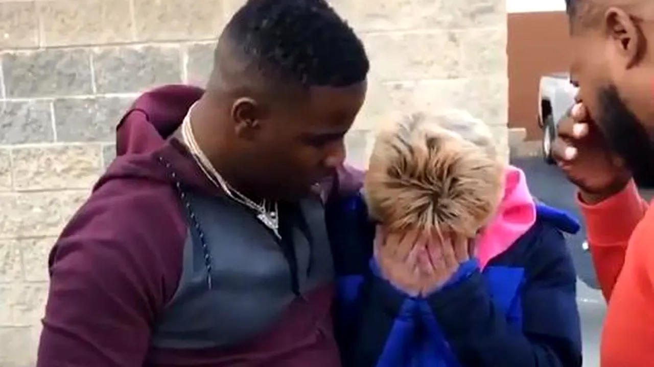 Doi bărbați i-au plătit benzina unei femei, după ce au văzut că se scotocește în buzunare după mărunțiș. Clipul emoționant a devenit VIRAL
