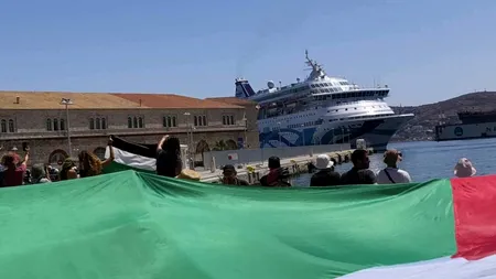 O navă israeliană de croazieră a fost respinsă de PROTESTELE desfășurate pe o insulă grecească/ Vasul a fost forțat să își schimbe ruta spre Cipru 