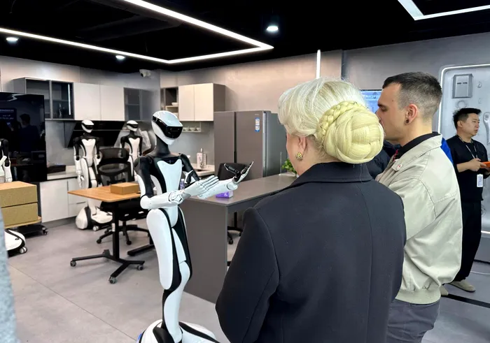 Viorica Dăncilă, din nou în China. De data asta s-a pozat cu roboți la Z-Park, centrul tehnologic al Beijingului FOTO: Facebook