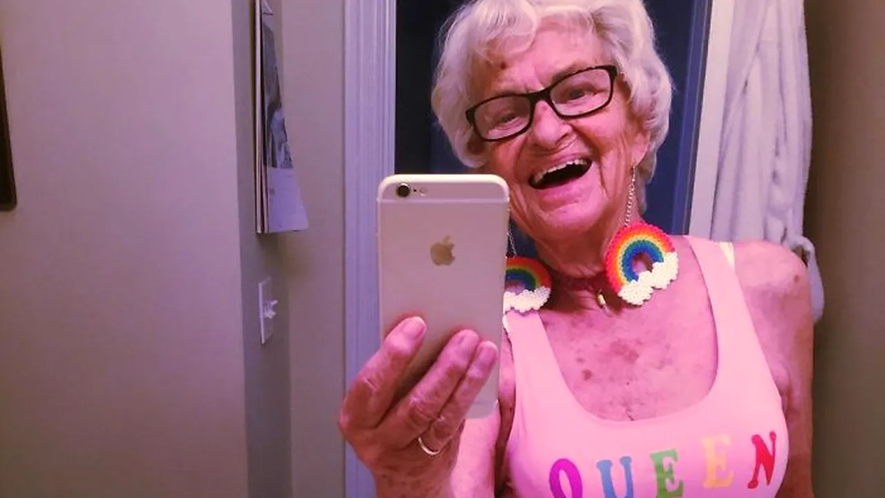 Are 88 de ani, dar stilul său e invidiat de toată lumea. Bătrâna care întoarce privirile oriunde se duce 