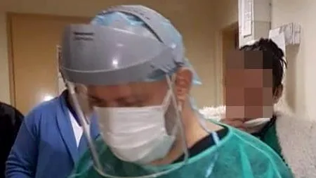 IMAGINI din spitalele din România: Medici cu saci de gunoi în picioare, pe post de echipament de protecție