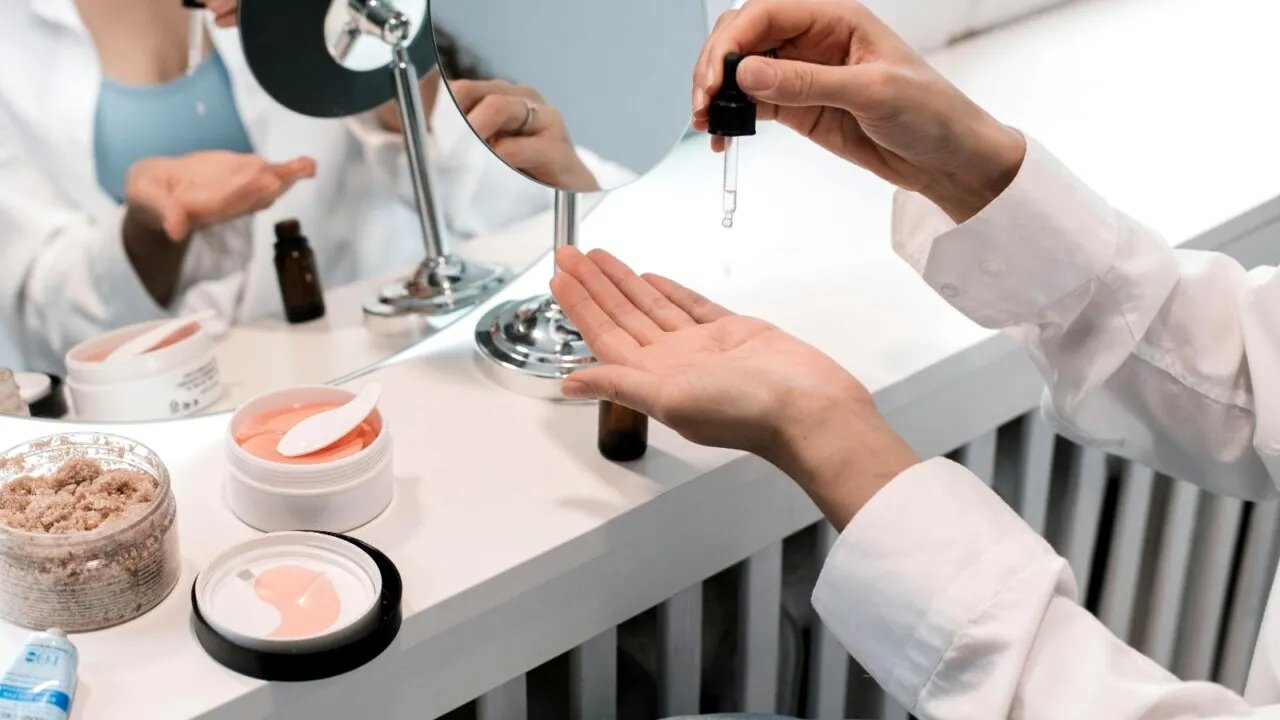 (P) Îngrijirea pielii în timpul perimenopauzei: ghid complet pentru a-ţi păstra strălucirea