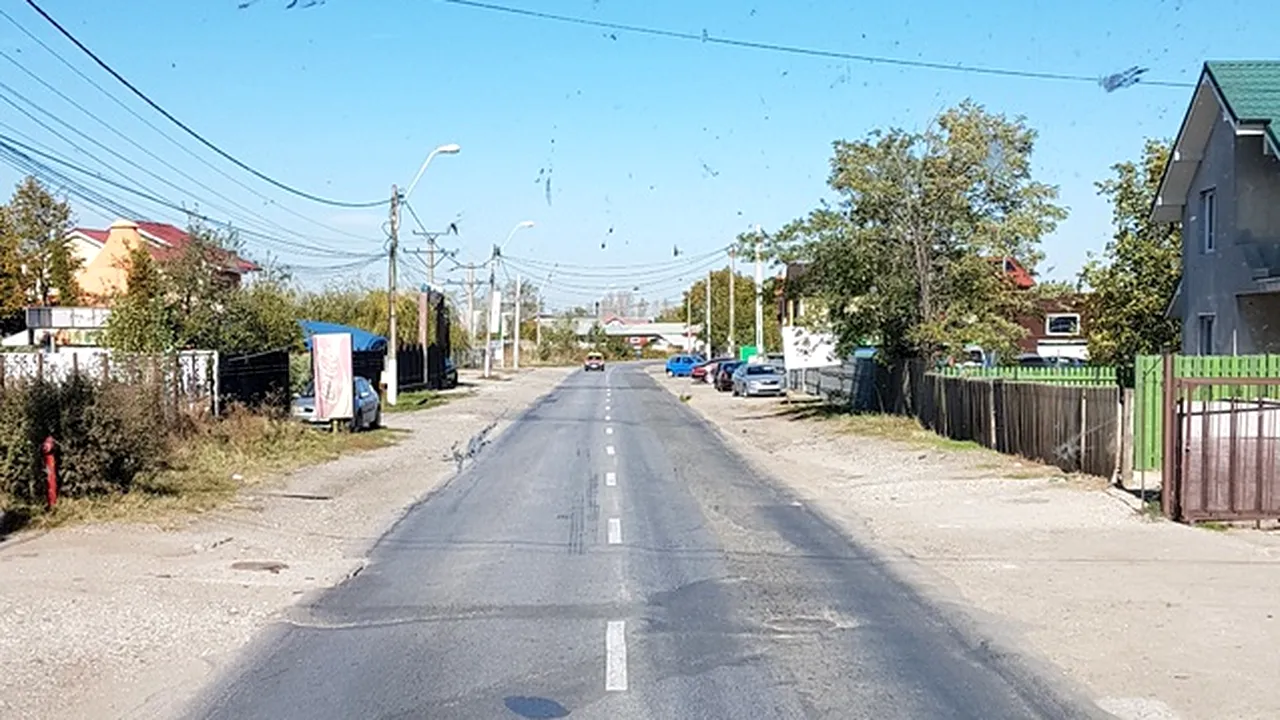 TERIBILISM în Prahova: Un tânăr filmat când conduce mașina cu picioarele pe volan