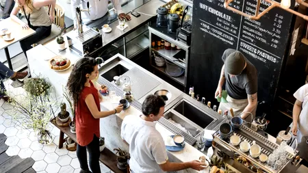 Prima cafenea din lume condusă de inteligența artificială. De ce acest experiment ridică, deja, serioase semne de întrebare