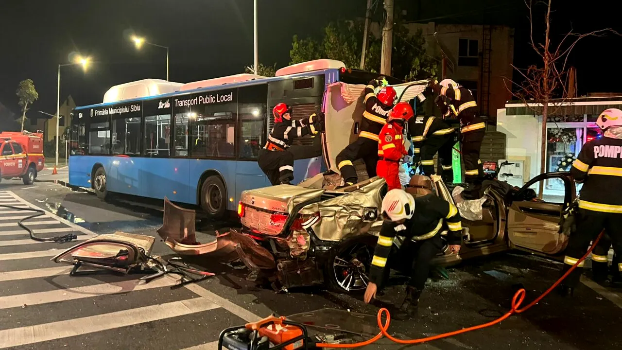 FOTO | Accident cumplit în Sibiu: Un tânăr de 23 de ani crezut că este „ZEU”, dar și-a ucis o prietenă și a băgat-o pe alta în spital