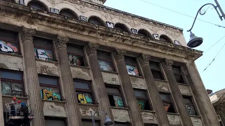 O clădire reprezentativă din București a intrat în reparații capitale după ce a stat 20 de ani abandonată