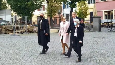 Familia Iohannis, reclamată la poliție pentru că nu a purtat masca de protecție. „În Constituția României se prevede egalitatea cetățenilor în fața legii. Să vedem, suntem egali?”