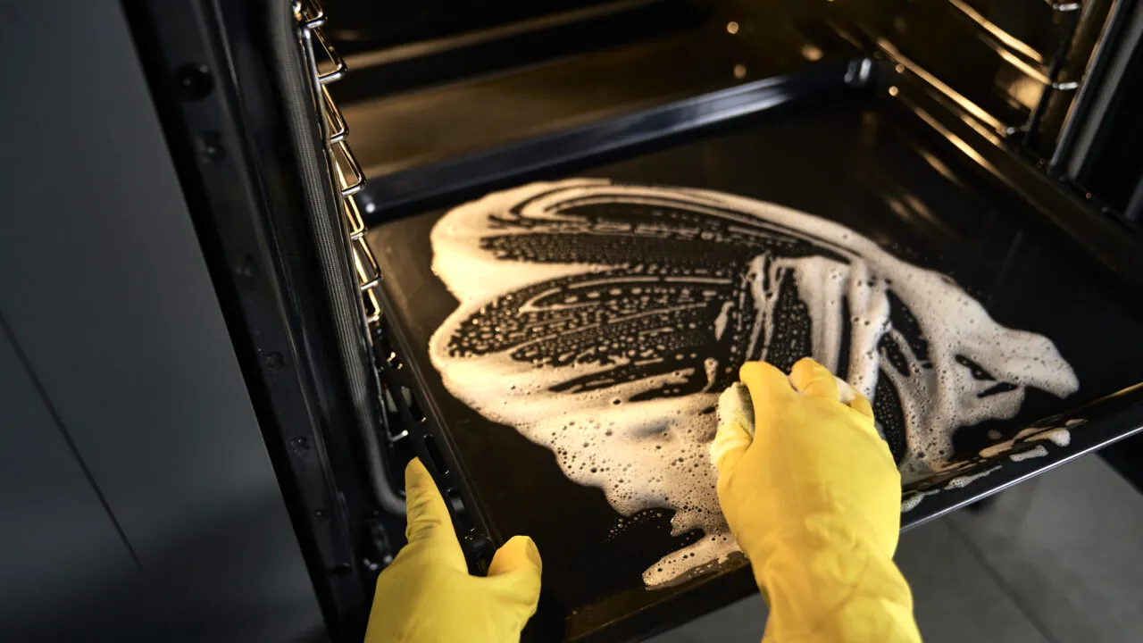 Cu ce să speli rapid și eficient cuptorul. Ai toate ingredientele deja la tine acasă și sunt banale