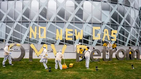 Activiștii Greenpeace au protestat la sediul OMV Petrom: „Nu distrugeți Marea Neagră”. Reacția operatorului proiectului Neptun Deep