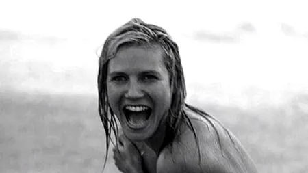 Heidi Klum a pozat complet goală pe plajă