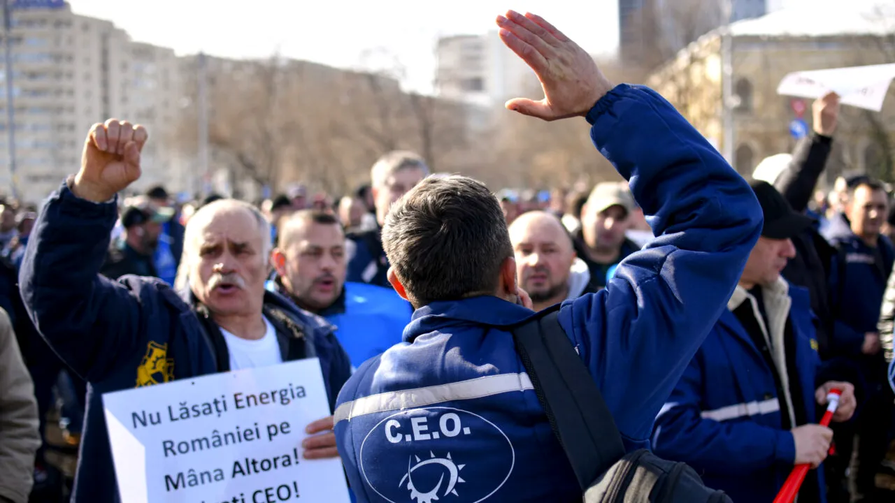 Sute de mineri protestează în fața sediului Complexului Energetic Oltenia. Aproximativ 1.500 de oameni vor rămâne fără locuri de muncă de la 1 aprilie