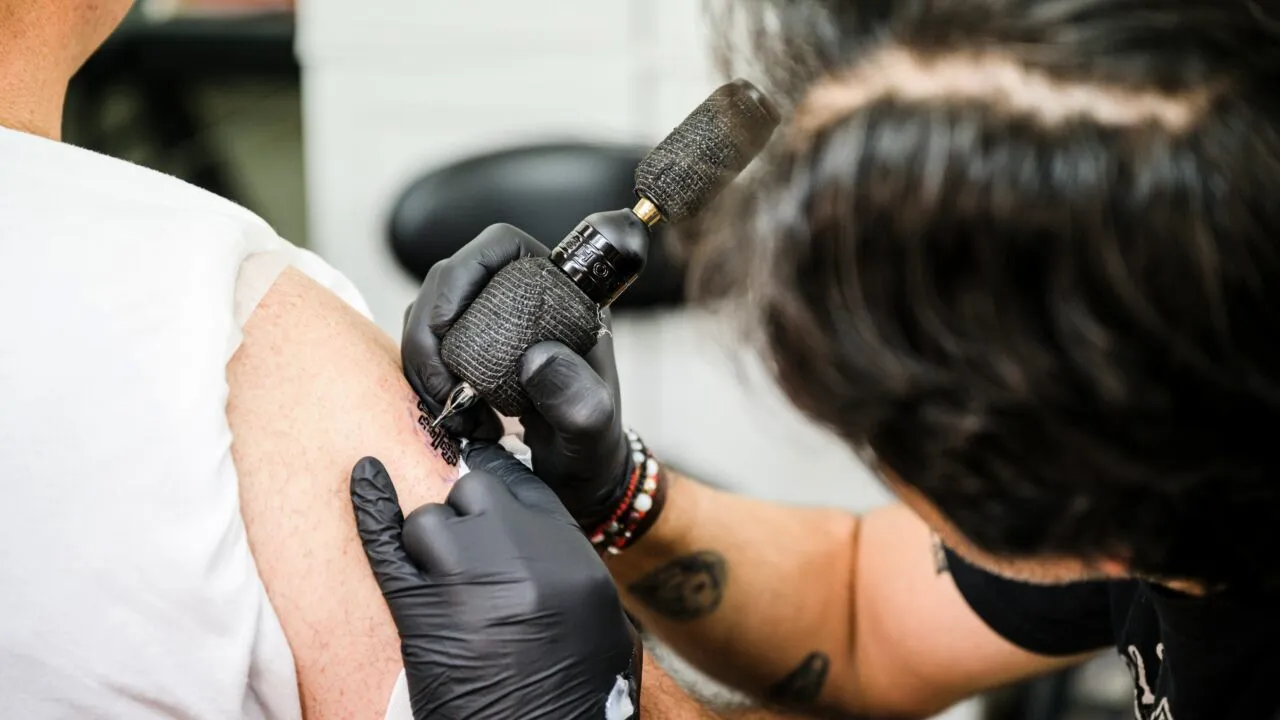 Administrator de salon de tatuaje, intervenții chirurgicale și injectări fără a fi medic de specialitate