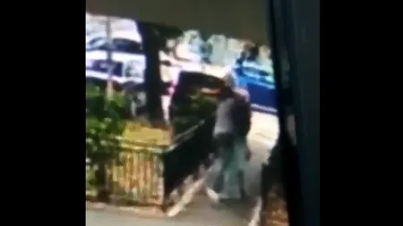 VIDEO | Femeie lovită cu pumnul în față de un vecin furios în fața blocului, în Capitală. Cei doi s-au luat la harță pe locul de parcare