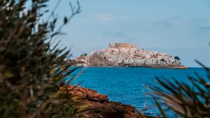 Orașul MEDIEVAL cu plaje idilice de pe coasta Mediteranei care îți taie respirația. Este recomandarea verii 2025 de la National Geographic