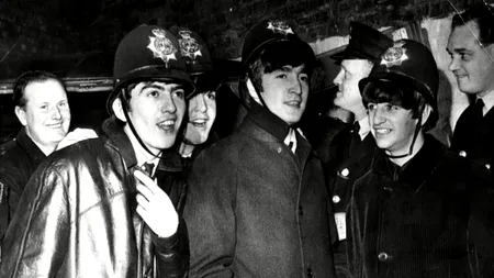 IMAGINI RARE. Membrii trupei Beatles, în uniforme de poliție 