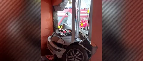 A intrat cu BMW-ul direct într-un dormitor, prin peretele casei, la Ciocănești. Imagini de la fața locului