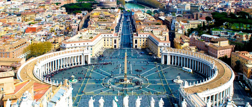 Panică la Vatican. Un bărbat înarmat cu mai multe cuţite a început să amenințe că-i va ucide pe turiștii din Piața Sfântul Petru