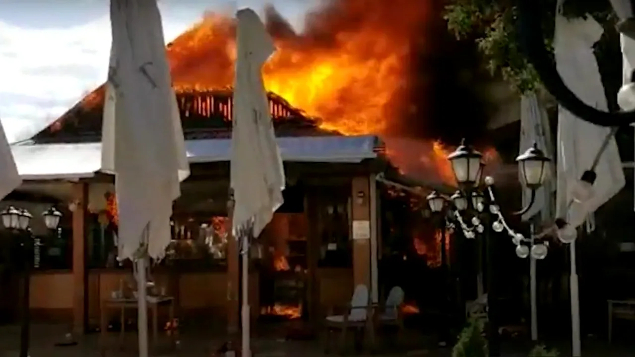 VIDEO. Un incendiu violent a izbucnit la o terasă din Mamaia vineri după-amiază